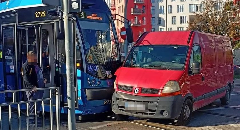 Poranne zderzenie busa z tramwajem przy Kościuszki