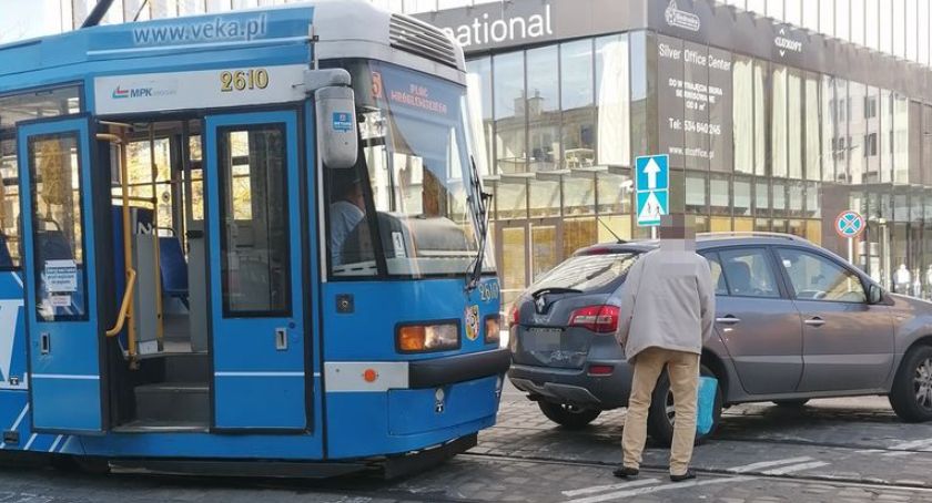 Kolejna kolizja z udziałem tramwaju. Tym razem do zdarzenia doszło przy Dworcu Głównym