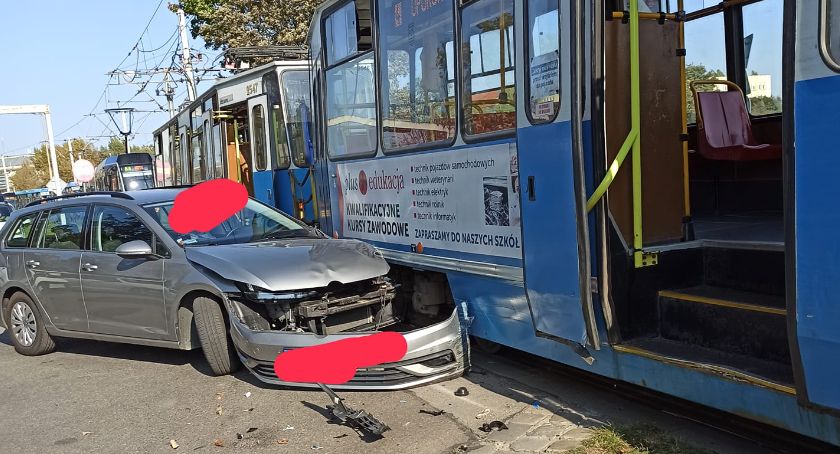 Kolizja auta osobowego z tramwajem na pl. Wróblewskiego we Wrocławiu