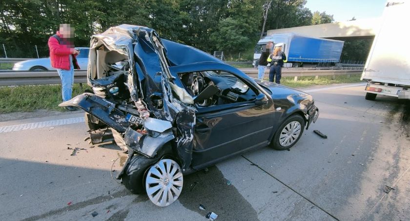 Bus wjechał w auto osobowe na 146 kilometrze autostrady A4. Jedna osoba ranna
