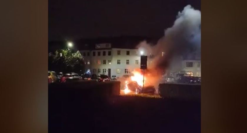 Podpalenie policyjnego radiowozu przed komisariatem we Wrocławiu. Zobacz film