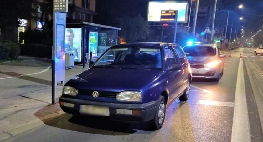 Będąc pod wpływem środków odurzających, jechał kradzionym autem ulicami Wrocławia. Został zatrzymany przez policjantów z drogówki