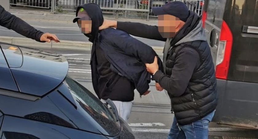 Napadł z bronią w ręku na stację benzynową i sklep spożywczy. Wpadł w ręce policji jadąc hulajnogą 