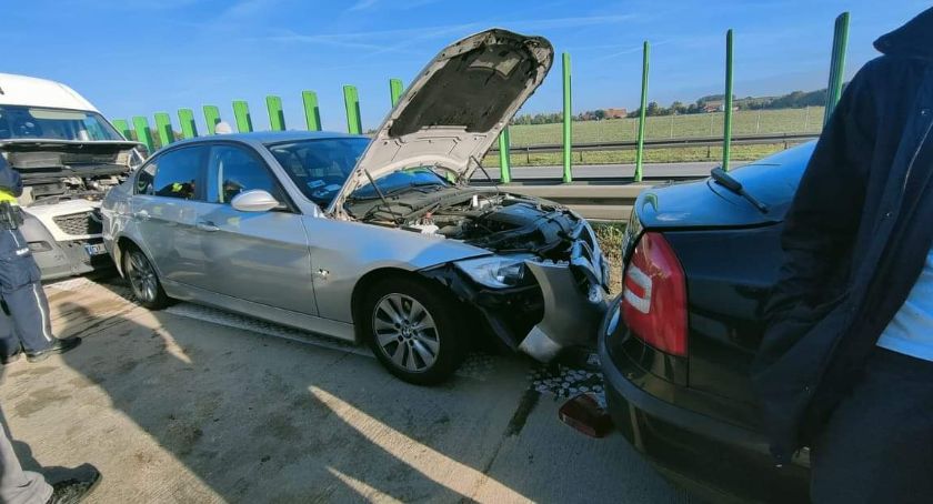 Kolizja trzech aut na 131 km autostrady A4