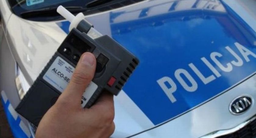 Biegał po jezdni i zatrzymywał przejeżdżające pojazdy. Jeden z nich uszkodził