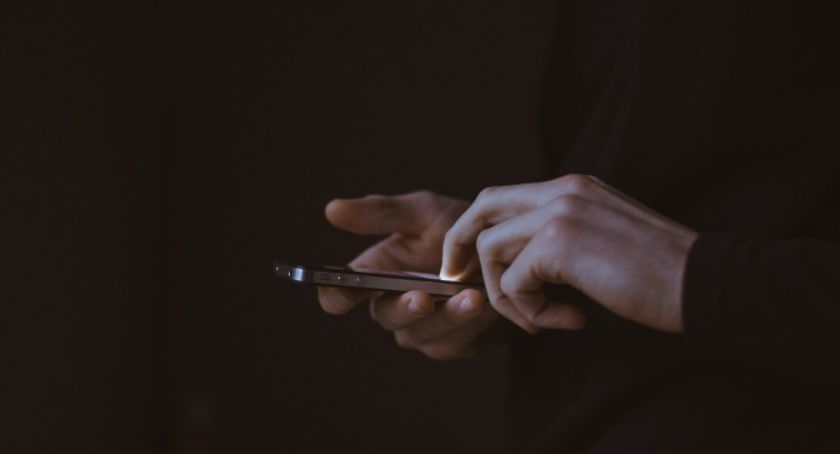 Uwaga na fałszywe SMS-y wzywające do zapłaty. Mieszkanka powiatu kłodzkiego straciła 21 tysięcy złotych