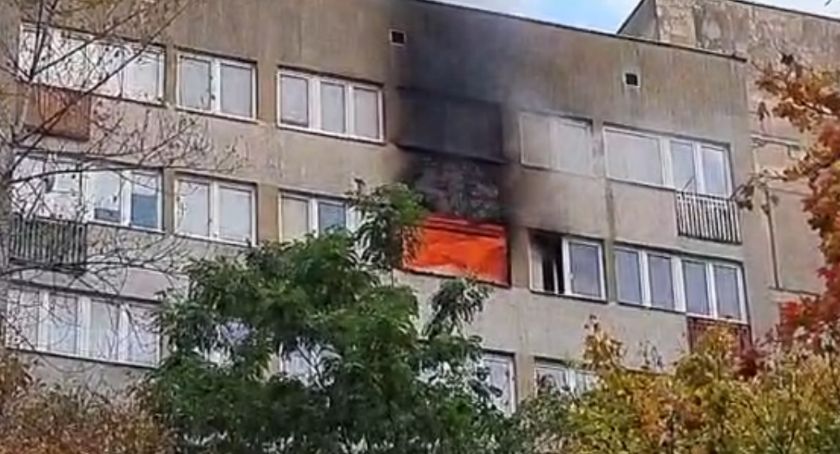 Ulica Głogowska. Pożar mieszkania na dziewiątym piętrze. Jedna nie żyje. Zobacz relację na żywo.