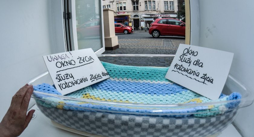 Wrocław. Pijany 20-latek utknął w oknie życia
