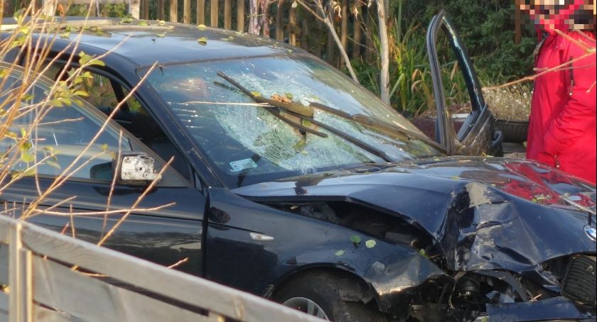 Tragedia na DK30. Kołek, który wbił się w auto zabił młodego kierowcę