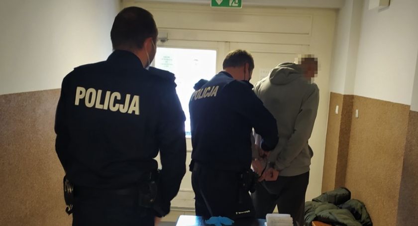 Poszukiwany wpadł podczas policyjnej kontroli jednego ze sklepów wielkopowierzchniowych, bo nie założył maseczki