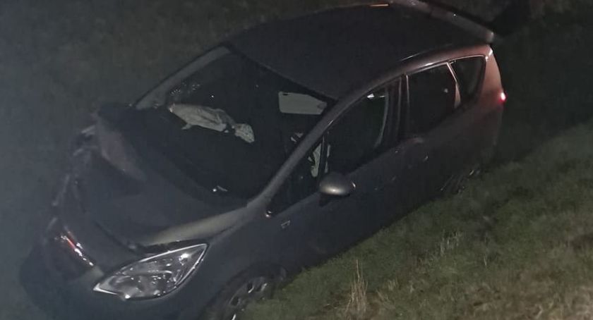 Wypadek na A4. Opel uderzył w stojące audi.