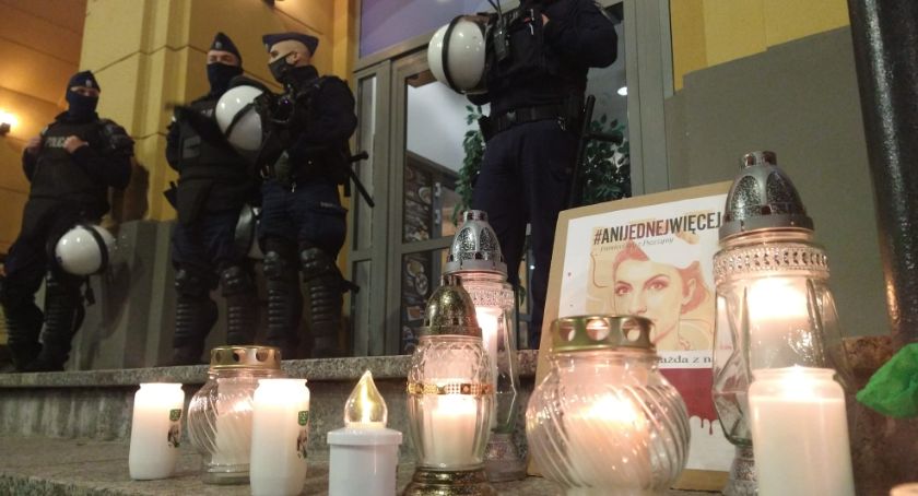 Wrocławski protest przeciwko ustawie aborcyjnej. Minutą ciszy uczczono pamięć Izabeli z Pszczyny