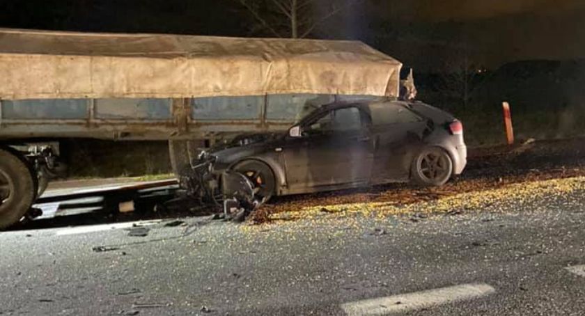 Tragiczny wypadek na DK8. Śmierć pasażerki auta osobowego po zderzeniu z przyczepą ciągnika rolniczego