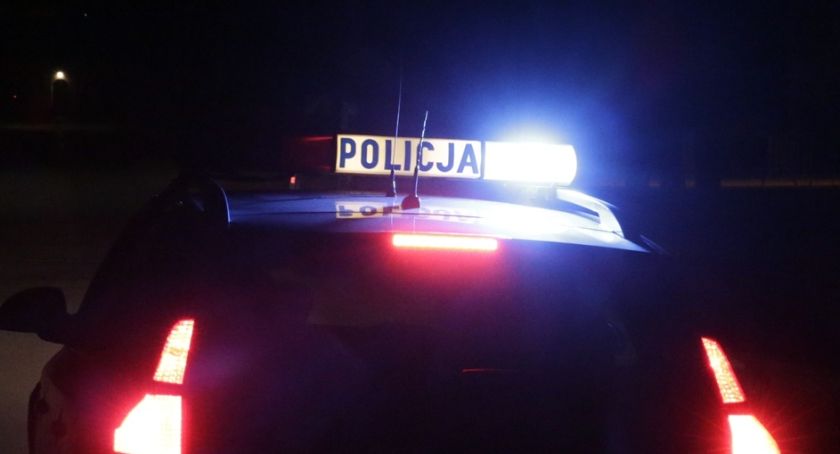 Nocne dachowanie samochodu na ul. Kosmonautów. Kierująca nim kobieta była nietrzeźwa