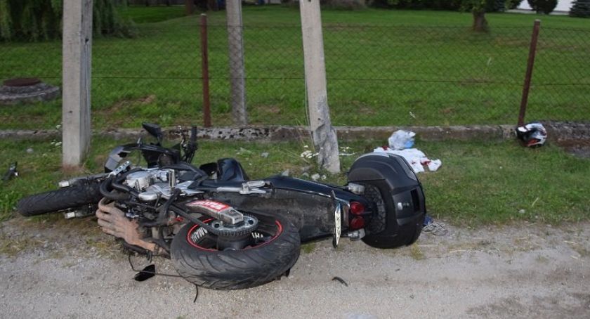 Rozbił na słupie motocykl, który pożyczył bez wiedzy właściciela. Był kompletnie pijany.