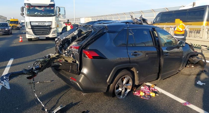 Zderzenie osobówki z ciężarówką na 22 kilometrze AOW w kierunku Warszawy