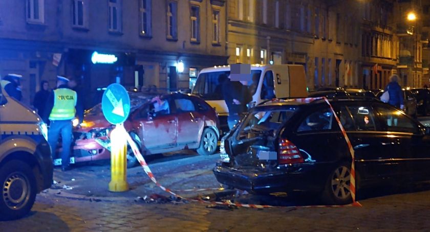 7 rozbitych samochodów, jedno dachowanie i 2 osoby ranne w centrum Wrocławia