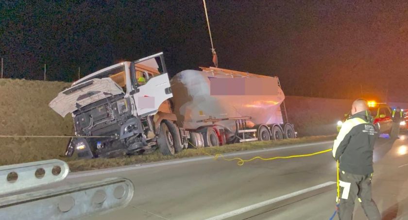Ciężarówka w rowie na 134 kilometrze autostrady A4 w kierunku Wrocławia