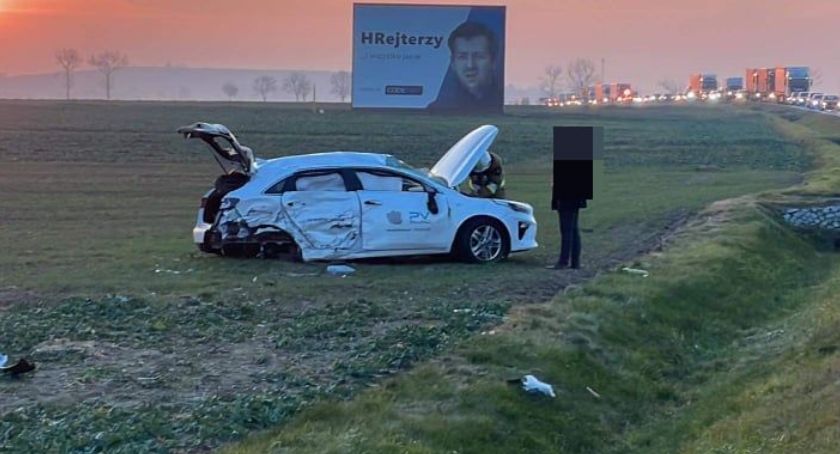Zderzenie dwóch aut na DK-5. Jeden z pojazdów wylądował w polu.