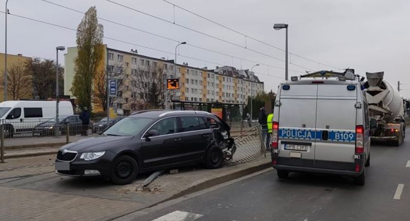 Auto osobowe po zderzeniu z betoniarką wjechało w przystanek na Legnickiej. Dwie osoby cudem uniknęły potrącenia