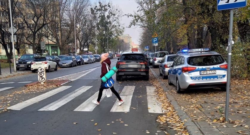 Skrzyżowanie ulic Zielińskiego i Szczęśliwej było całkowicie zablokowane. Wszystko przez nieprawidłowo zaparkowane Audi