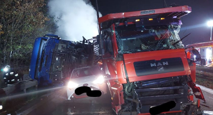 Karambol z udziałem 4 aut ciężarowych i osobówki na 57 kilometrze autostrady A4. Jedna z ciężarówek stanęła w ogniu