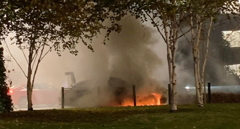 Pożar BMW na wyjeździe z Wroclavii. Zobacz film i zdjęcia