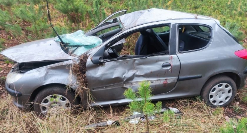 Kierowca peugeota trafił do szpitala po dachowaniu