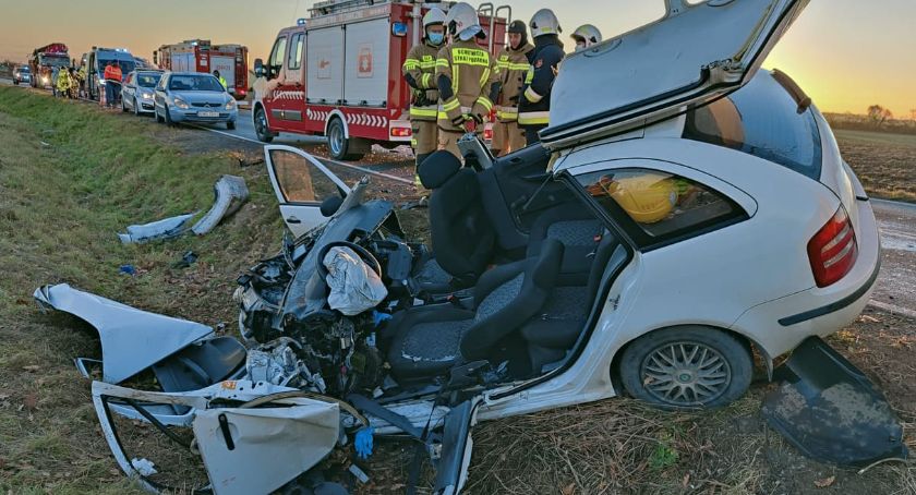 Wypadek w gminie Kąty Wrocławskie. Co najmniej jedna osoba ranna po zderzeniu autobusu z osobówką