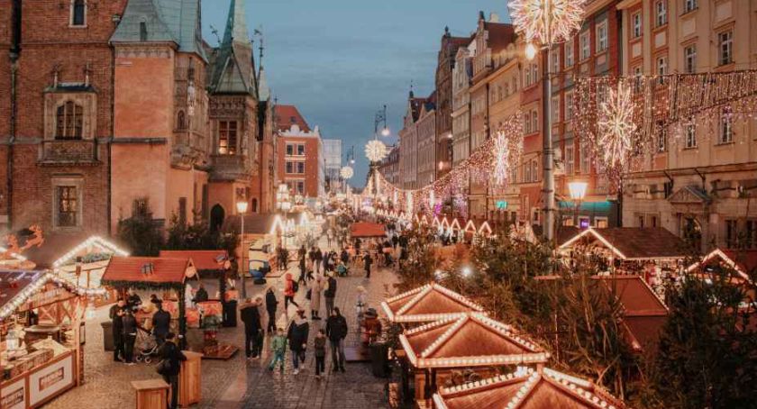 Po szczepionkę na Jarmark. SZCZEPCIObus codziennie przy wrocławskim Rynku