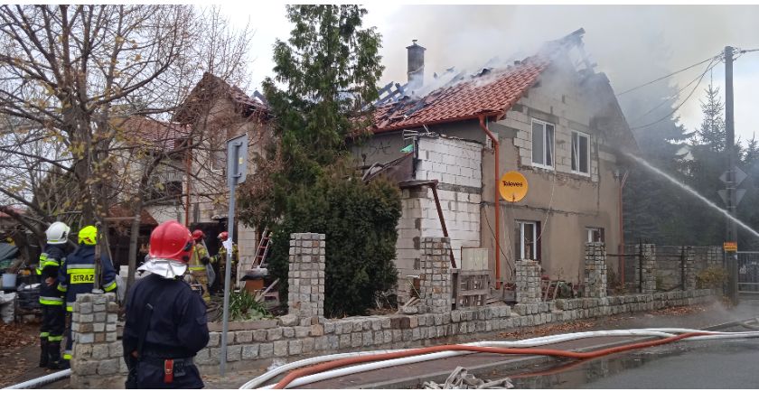 Pożar domu w Siechnicach. Zobacz film i zdjęcia
