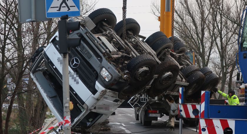 Popołudniowe utrudnienia na DK 94. Zobacz zdjęcia z akcji usuwania wraku betoniarki