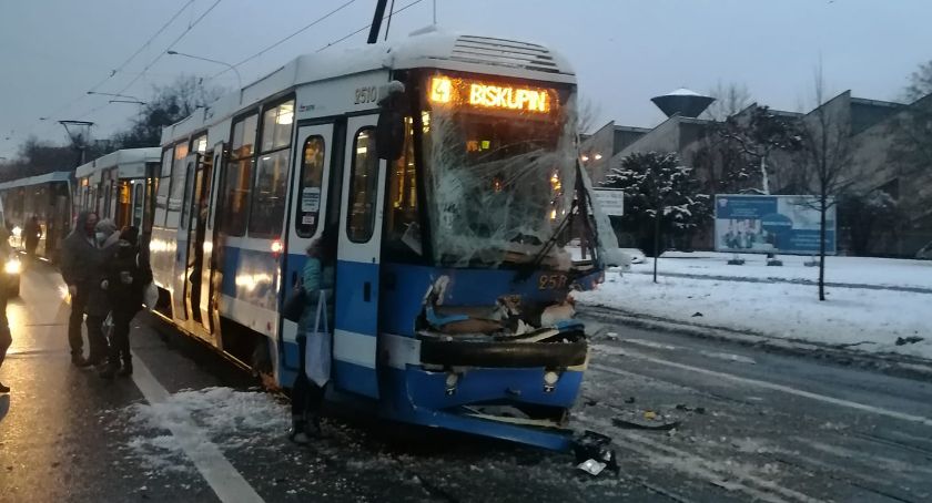 Utrudnienia na Grabiszyńskiej. Ciężarówka uderzyła w tramwaj