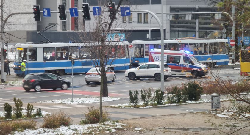 Auto osobowe z dziećmi wjechało wprost pod nadjeżdżający tramwaj przy budynku SkyTower