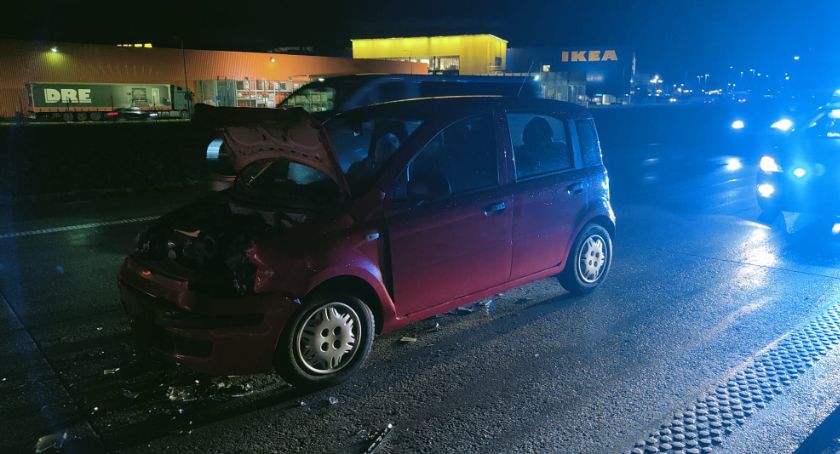Zderzenie trzech aut na 152 kilometrze autostrady A4 w kierunku Katowic. Jedna osoba trafiła do szpitala