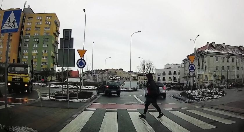 Psie Pole. Na rondzie w lewo i pod prąd. Zobacz jak NIE należy zawracać na skrzyżowaniu o ruchu okrężnym [FILM]