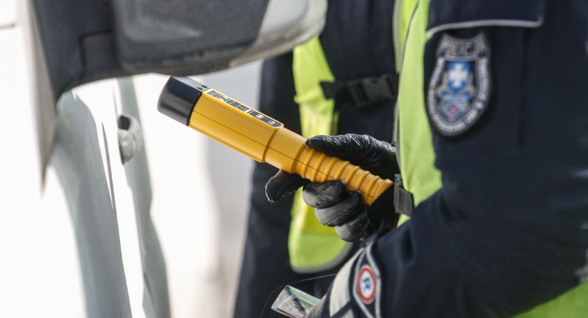 27-latek wybrał się na imprezę samochodem. Nie posiadał prawa jazdy, ale miał 1,5 promila alkoholu w organizmie