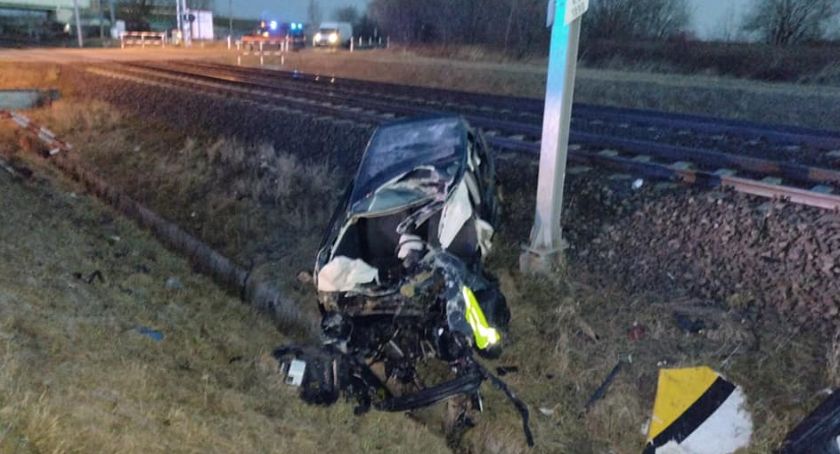Śmiertelny wypadek na przejeździe kolejowym w Legnicy. Auto osobowe wjechało pod pociąg