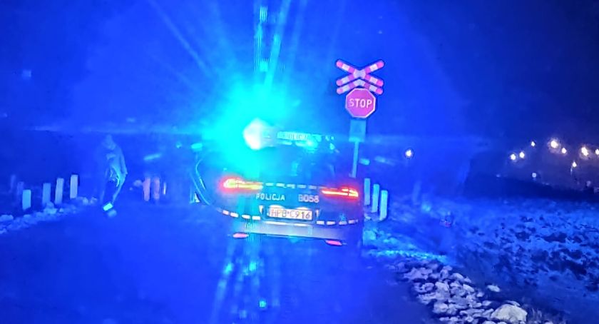 Policyjny pościg za BMW bez świateł zakończony kolizją i użyciem broni służbowej