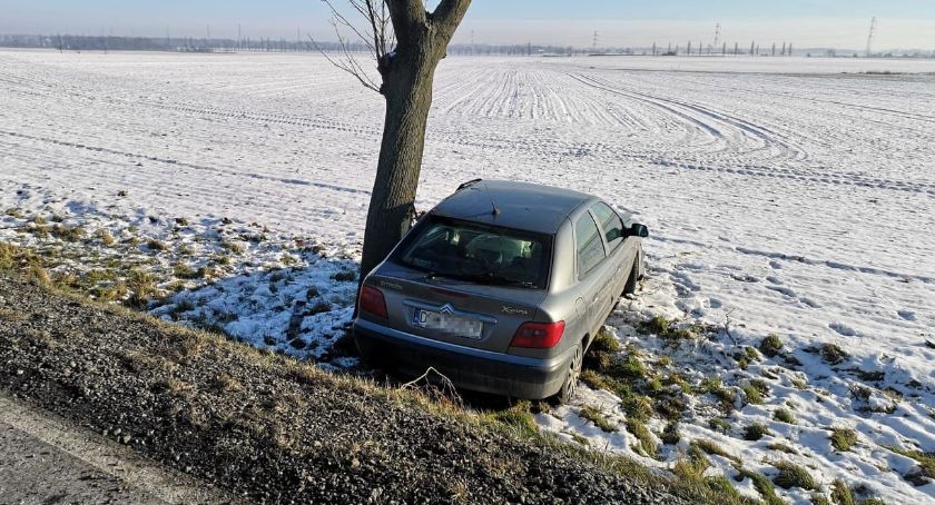 DK 35 w gminie Sobótka. Nieznany sprawca doprowadził do wypadku i zbiegł z miejsca zdarzenia