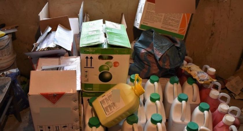 Prawie pół tony nielegalnych środków ochrony roślin, odnaleziono w piwnicy budynku jednego z gospodarstw rolnych na terenie powiatu wrocławskiego