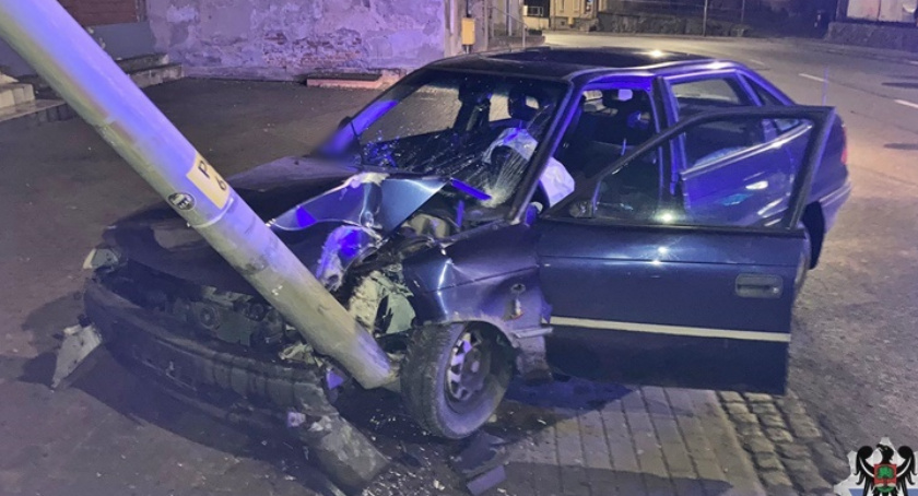 Pijany i bez prawa jazdy wjechał w latarnię uliczną