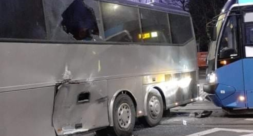 Kolizja autokaru z tramwajem w okolicach Hali Stulecia