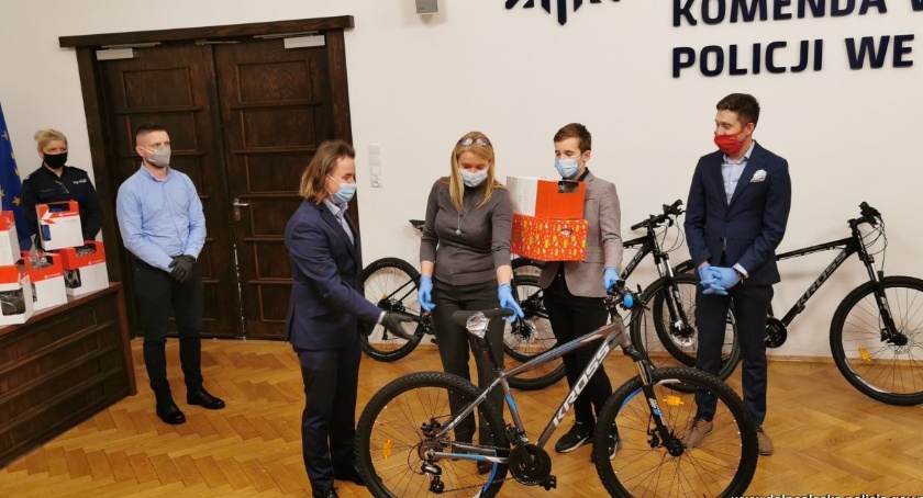 Niesamowita inicjatywa Mai Włoszczowskiej. Dzieciom po poległych policjantach wręczono profesjonalne rowery