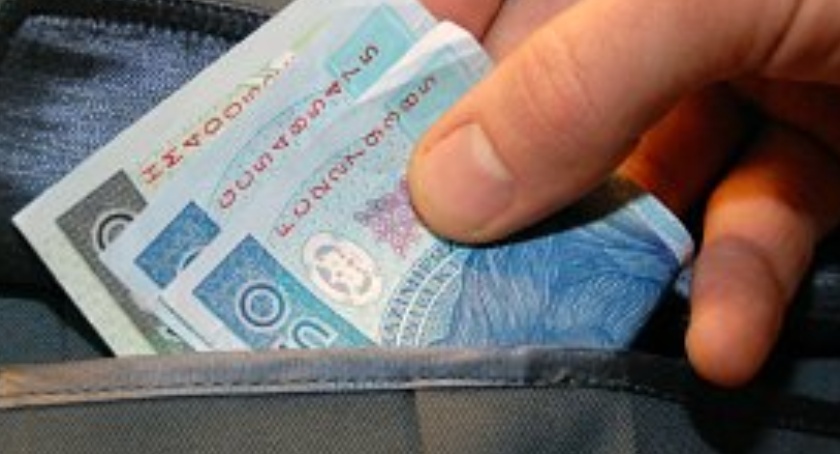 Chcąc uniknąć odpowiedzialności za przestępstwo, próbował wręczyć policjantom łapówkę