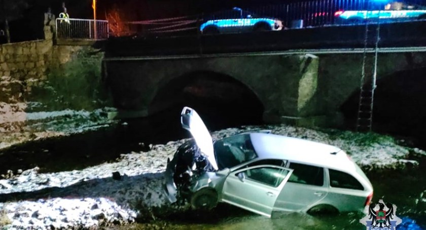 Zasłabł za kierownica i wjechał autem do rzeki