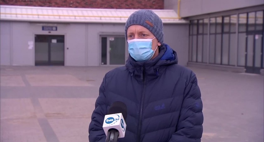 Pacjenci są bardzo wymęczeni chorobą, często odwodnieni, gorączkujący, nie przyjmują pokarmów i płynów i ze znaczną dusznością