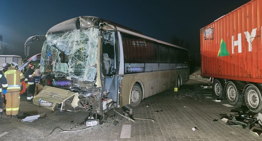 Groźny wypadek pod Wrocławiem. Autobusem podróżowało 10 pracowników 