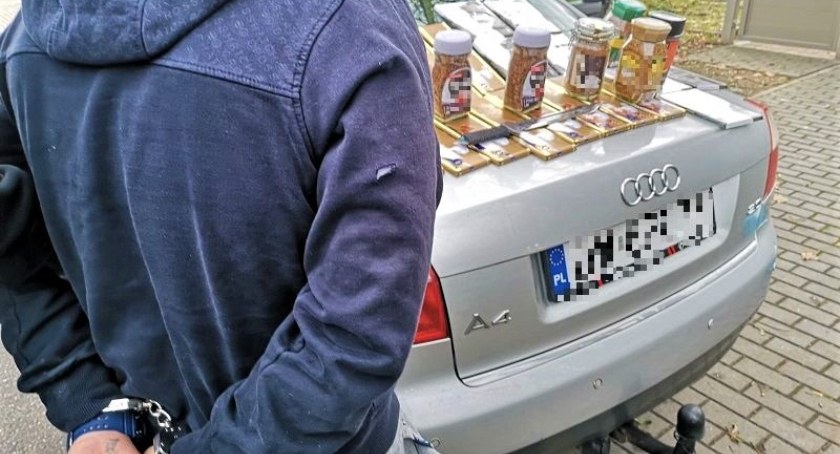 Jechał samochodem z dwiema różnymi tablicami rejestracyjnymi, został zatrzymany przez wrocławskich policjantów