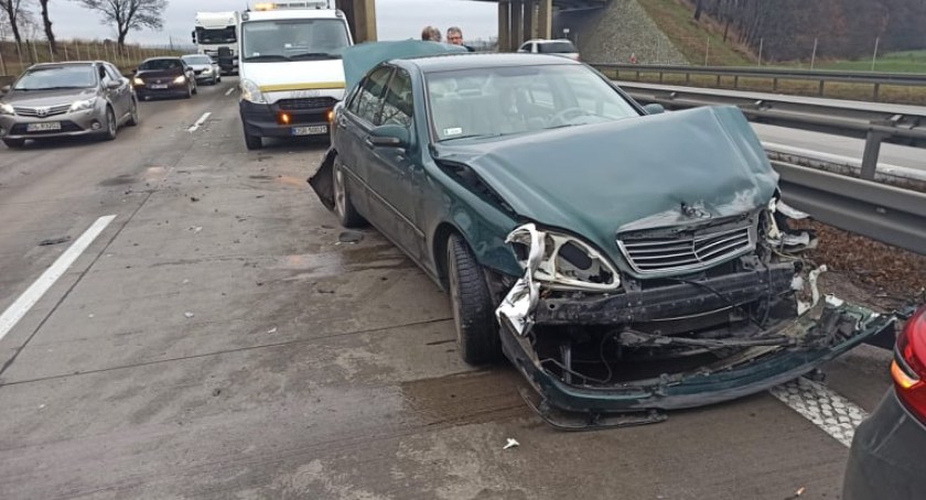Utrudnienia na autostradzie A4 pod Wrocławiem. Zderzenie dwóch aut w korku.